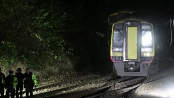 Polícia zasahovala pri zrážke auta s vlakom, vodička tragickú nehodu neprežila