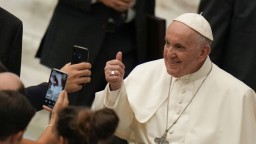 Buďte slobodní a autentickí, vyzýva pápež mladých ľudí. Ocenil ich úsilie o ochranu životného prostredia