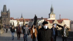 Epidemiológ Prymula kritizuje súčasné opatrenia v Česku, vláda ich podľa neho zaviedla neskoro