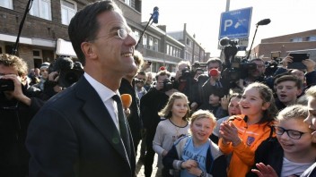 Holandský premiér Rutte odsudzuje protesty v krajine. Jednoducho išlo o násilie páchané idiotmi, tvrdí
