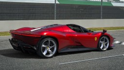 Limitované Ferrari Daytona SP3 má až 840 konských síl. Bez elektrického dopingu