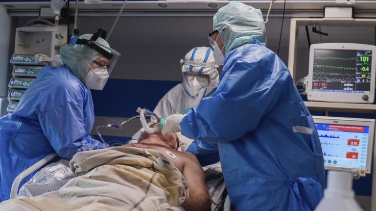 V komárňanskej nemocnici prudko stúpla úmrtnosť pacientov na pľúcnej ventilácii, pozastavila aj bielu medicínu