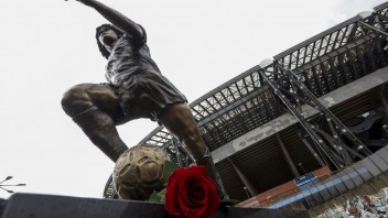 Uplynul rok od smrti Diega Maradonu, bol veľkou futbalovou legendou
