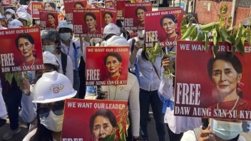 Súd v Mjanmarsku odložil verdikt nad Su Ťij, ktorá čelí obžalobe z poburovania proti armáde