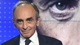 Bývalý kontroverzný novinár Zemmour chce byť francúzskym prezidentom, zatiaľ nemá dostatočnú podporu