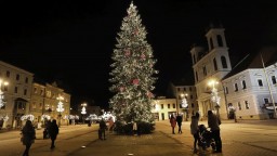 FOTO: Vianočné stromčeky pandémia nezrušila. Pozrite si, ako rozžiarili slovenské námestia