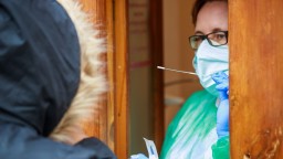 Počet nových prípadov koronavírusu sa v Česku zvýšil, hlásia ich viac ako 21-tisíc