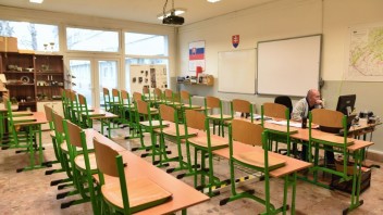 Vo Vranove nad Topľou sa žiaci učia online. Zatvorili tam aj škôlky