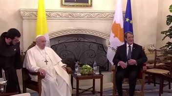 Pápež František odštartoval návštevu Cypru. Počas prvého dňa rezonovali témy migrácie ale aj rozdelenia ostrova