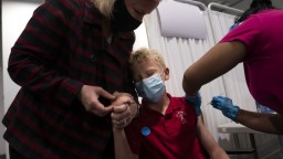 Maďarsko spustí registráciu na očkovanie detí už v stredu, dostanú vakcínu Comirnaty