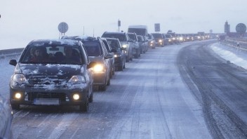Vo väčšine českých krajov v sobotu nasnežilo. Sneh spôsobil na cestách komplikácie