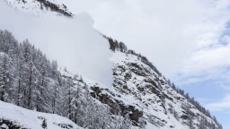 Nešťastie v rakúskych Alpách. Skupina lyžovala mimo vyznačenej trasy, strhla ich lavína