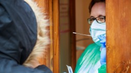 Najviac ľudí sa infikovalo v Bratislavskom kraji, nemocnice majú vysoko nad 3000 pacientov