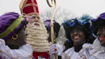 Rasizmus alebo nevinná tradícia? Mikulášske oslavy sprevádzajú v Holandsku protesty