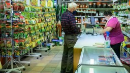 Supermarkety sú plné ľudí, malé prevádzky bez príjmov. Podnikatelia hovoria o likvidácii