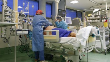V nemocnici vo Zvolene majú 77 pacientov s covidom, časť z nich leží aj v Krupine