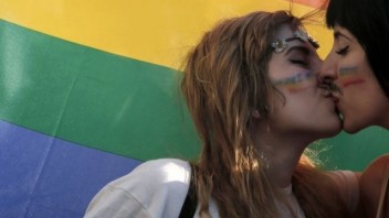 Čile schválilo manželstvá pre osoby s rovnakým pohlavím. Ide o ďalší krok vpred, tvrdí tamojšia ministerka