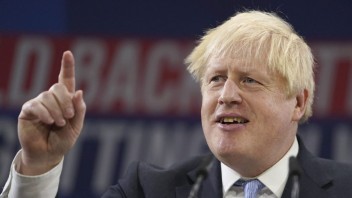 Britský premiér prežíva ďalší škandál. Jeho zamestnanci na videu žartujú o večierku v čase prísnych opatrení