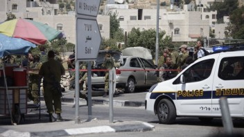 Dievča zaútočilo s nožom na matku, ktorá viedla deti do školy. Izraelská polícia hovorí o terorizme
