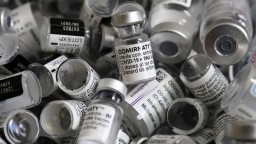 Na ochranu pred variantom omikron sú potrebné tri dávky vakcíny, tvrdí nemecký minister zdravotníctva