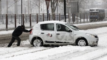 Čechom komplikuje dopravu husté sneženie. V jednom z krajov evidujú takmer 50 nehôd