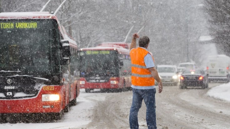Problémy so snehom majú aj v Rakúsku. Vo Viedni narazil autobus v dôsledku šmyku do stĺpu