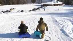 Snehová nádielka v zatvorenom lyžiarskom stredisku potešila deti aj dospelých