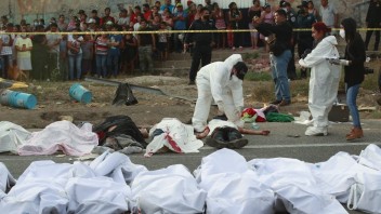 Dopravná nehoda v Mexiku si vyžiadala najmenej 53 obetí. Dôvodom mohla byť preťaženosť a rýchlosť vozidla