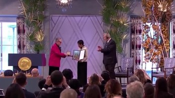 V Nórsku udelili Nobelovu cenu za mier. Získali ju dvaja odvážni novinári z Filipín a Ruska