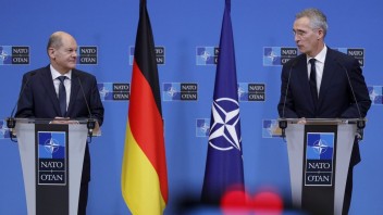 Vyzývame Rusko, aby sa vrátilo k diplomacii, vyhlásil generálny tajomník NATO po rokovaní s nemeckým kancelárom