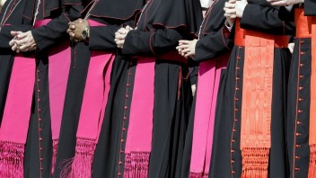 Španielsky mladý biskup dostal zákaz účasti na sviatostiach. Mal civilný sobáš so ženou