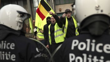 Na protestoch proti pandemickým opatreniam v Nemecku došlo k potýčkam s políciou