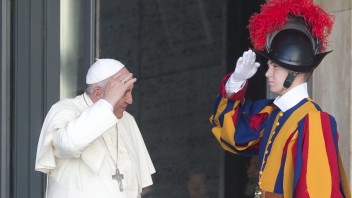Pápežovi Františkovi k narodeninám blahoželal jeho predchodca aj utečenci z Cypru