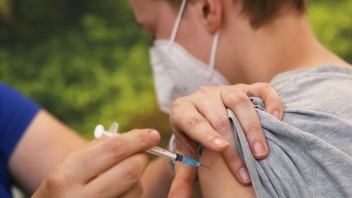 Svetová zdravotnícka organizácia schválila na núdzové použitie indickú vakcínu Covovax