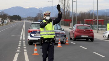 Rakúsko pred Vianocami sprísni opatrenia na hraniciach, niektorých ľudí čaká karanténa