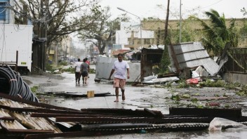 Počet obetí tajfúnu na Filipínach stúpol na najmenej 146. Vyše 480-tisíc ľudí opustilo svoje domovy