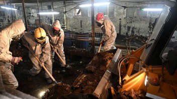 Toxický odpad v areáli Chemka Strážske dostávajú hasiči pod kontrolu, izolovali už 150 ton chemikálií