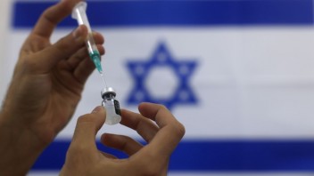 Izrael opäť napreduje v očkovaní. Starší ľudia dostanú už štvrtú dávku
