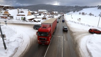 Horský priechod Donovaly je pre sneženie uzatvorený pre autá nad 10 metrov, informuje správa ciest
