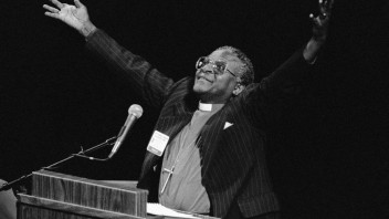 Hrdina, ktorý zanechal stopu. Svetoví lídri spomínajú na Desmonda Tutua