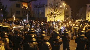 V Nemecku proti sprísneniu opatrení protestovali v uliciach tisíce ľudí