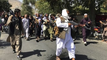 Vodca Talibanu chce odradiť Afgancov od odchodu z krajiny. Členovia bývalého režimu vraj nebudú trestaní
