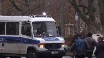 Vojak v Nemecku dal štátu vo videu ultimátum ohľadne koronaopatrení, skončil v rukách polície
