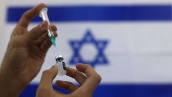 Izrael začal očkovať štvrtou dávkou vakcíny, najskôr ju dostanú rizikové skupiny obyvateľov