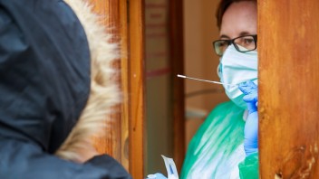 Nových nakazených je viac ako 2-tisíc, pribudli desiatky obetí koronavírusu