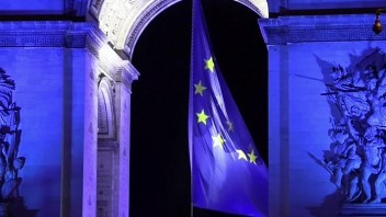 Z parížskeho Víťazného oblúka odstránili vlajku Európskej únie