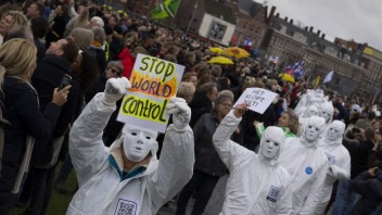 V Amsterdame protestovali proti pandemickým opatreniam tisíce ľudí. Polícia musela tvrdo zasiahnuť