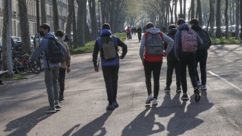 Francúzske školy menia pravidlá. Pri jednom nakazenom zatváranie tried nehrozí