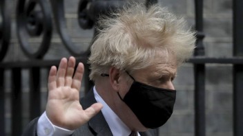 Britský premiér čelí ďalšiemu škandálu. Po kontakte s nakazeným vraj nešiel do karantény
