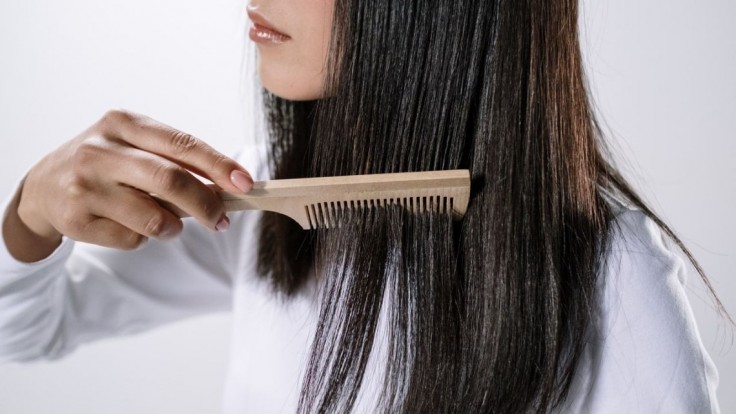 Triky pre rýchlejší rast vlasov: Zaváži aj to, ako sa češete alebo ako spíte